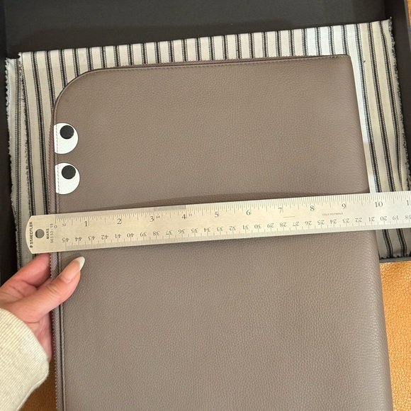 ANYA HINDMARCH
Eyes Document Case / clutch EUC - Picture 12 of 15